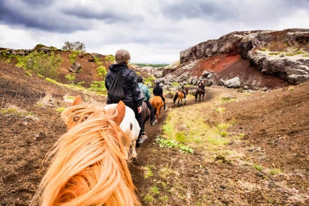 Randonnée à cheval dans les champs de lave