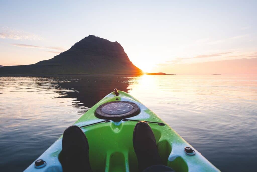 Kayak sous le soleil de minuit au pied de Kirkjufell