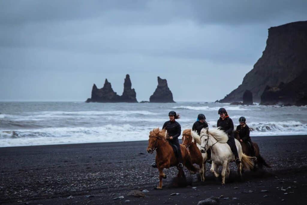 Randonnée à cheval sur la plage noire