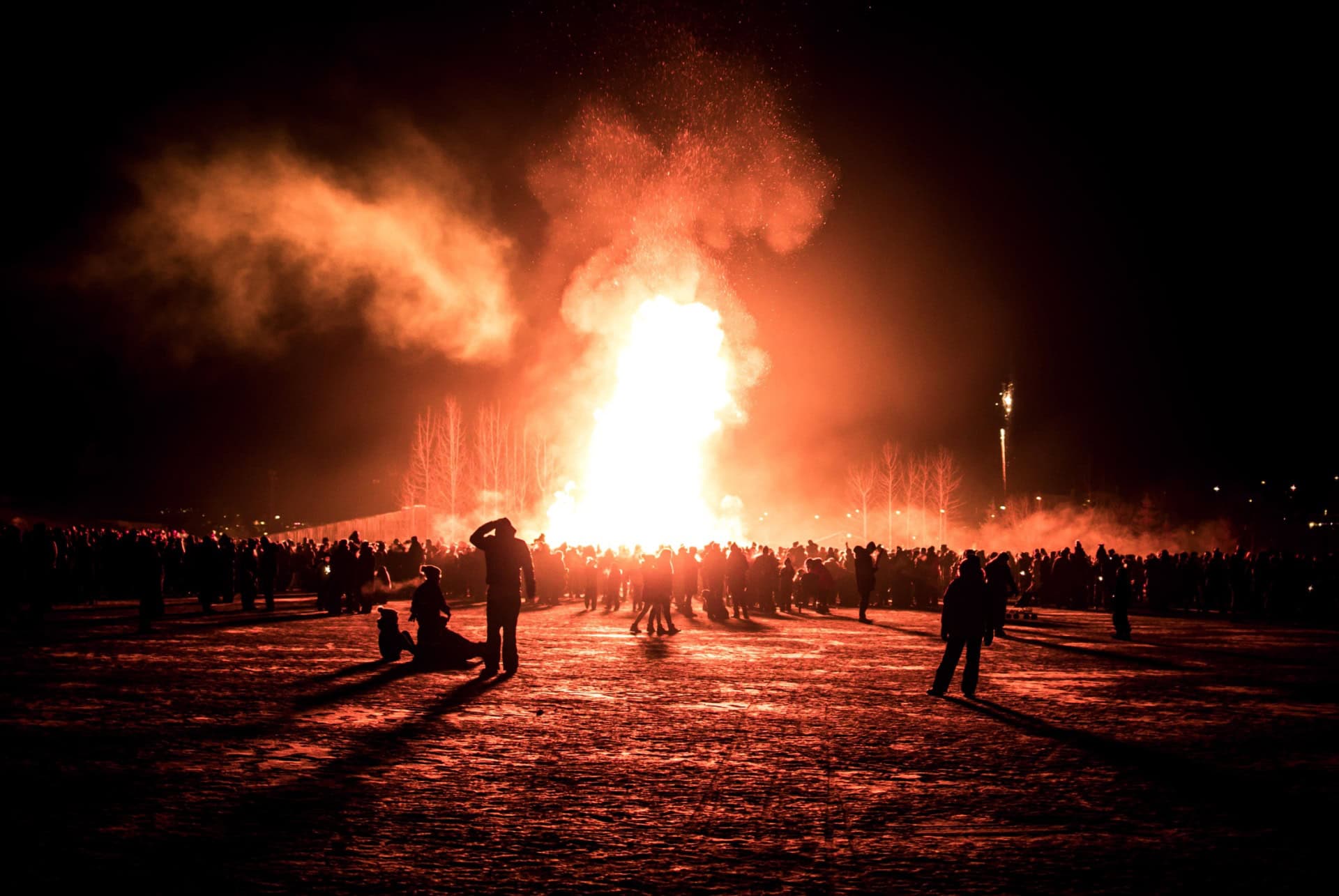 feu de camp nouvel an islande feu de camp nouvel an islande